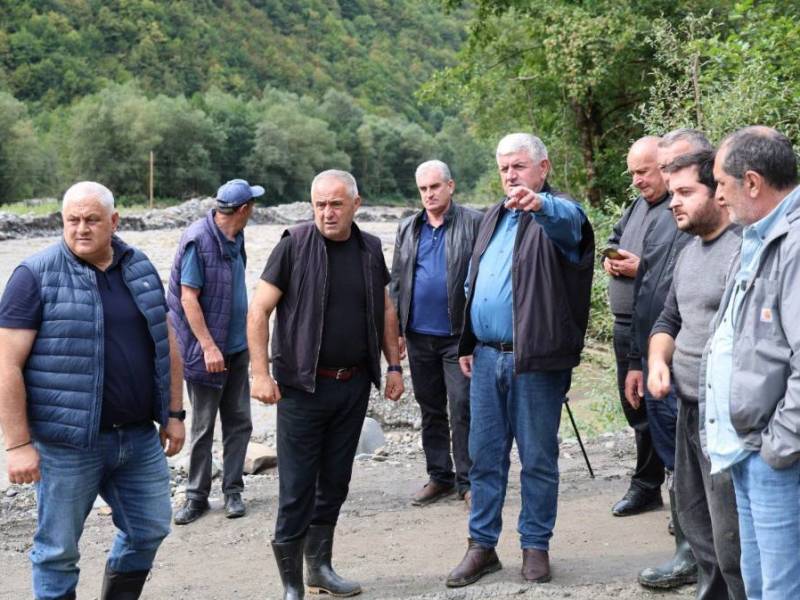 რაჭა-ლეჩხუმისა და ქვემო სვანეთის სახელმწიფო რწმუნებულის მოადგილეები ლევან ჯმუხაძე და...